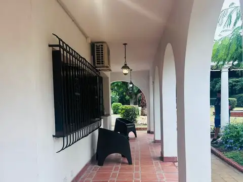 Casa en Venta con 3 cocheras