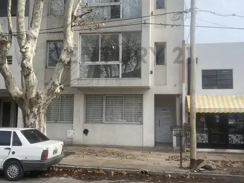 VENTA DIAG 74 Y 28. DUPLEX 2 DORMITORIOS Y PATIO