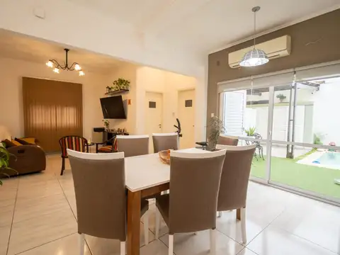 HERMOSA CASA CON PATIO, PILETA Y GRAN POTENCIAL
