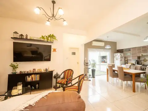 HERMOSA CASA CON PATIO, PILETA Y GRAN POTENCIAL
