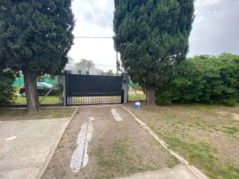 Quinta con dos casas, pileta y 880 m2 de terreno en tres lotes