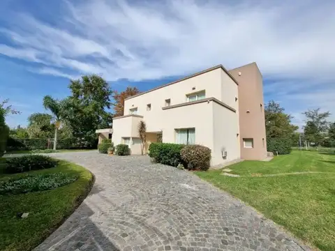 Casa 6 ambientes con 4 baños