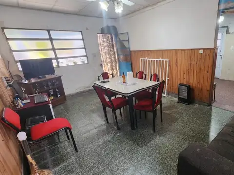 CASA DOS DORMITORIOS EN VENTA CON COCHERA LAS DELICIAS