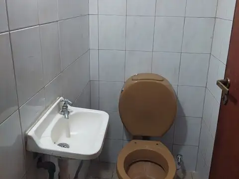 Casa 10 ambientes con 2 baños