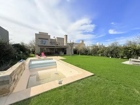 VENTA - Casa 4 dormitorios - San Sebastian, Funes