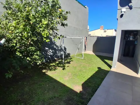 Amplia casa de 3 dormitorios a la venta en Ibarlucea.