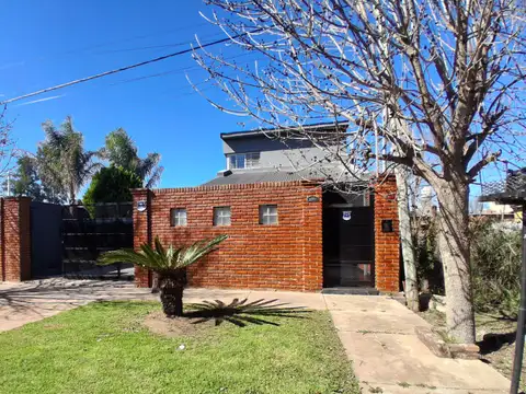 Amplia casa de 3 dormitorios a la venta en Ibarlucea.