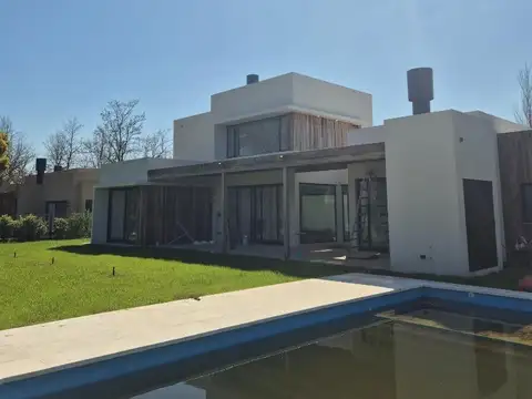 Casa 5 ambientes con 4 baños