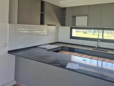 Casa en Venta con 4 cocheras