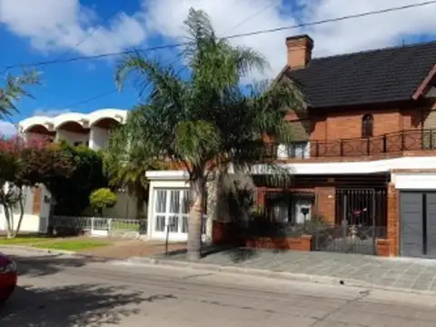 VENTA  CASA 5 AMBIENTES CON PILETA PARQUE Y COCHERA