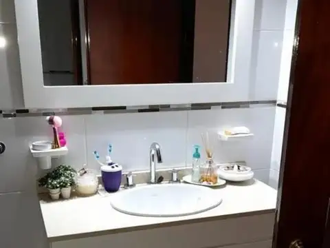VENTA  CASA 5 AMBIENTES CON PILETA PARQUE Y COCHERA
