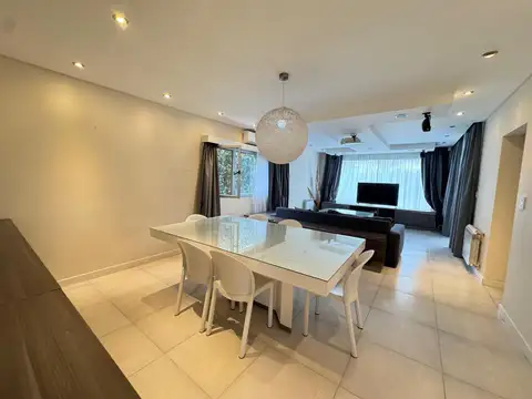 Casa en Alquiler con 2 cocheras