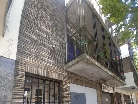 Gran Propiedad Tipo PH en Primer Piso con Amplios Ambientes, Terraza Propia y Balcón