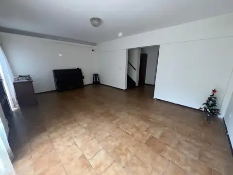 Venta de Casa 6 Ambientes con cochera y patio