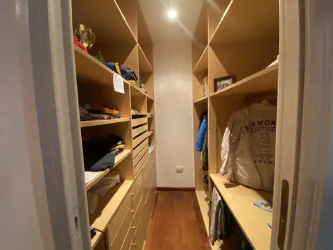 Casa 8 ambientes con 4 baños