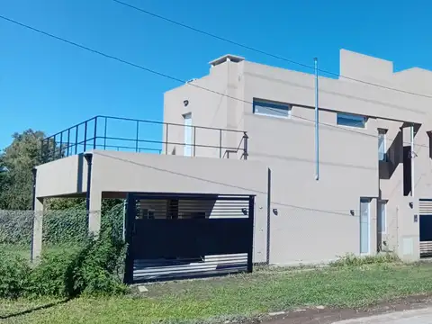 Casa 2 dormitorios en alquiler permanente - Roldán