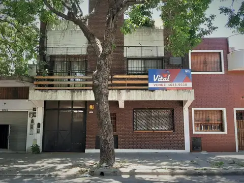 Casa 4 ambientes en 2 plantas. Muy buen estado.