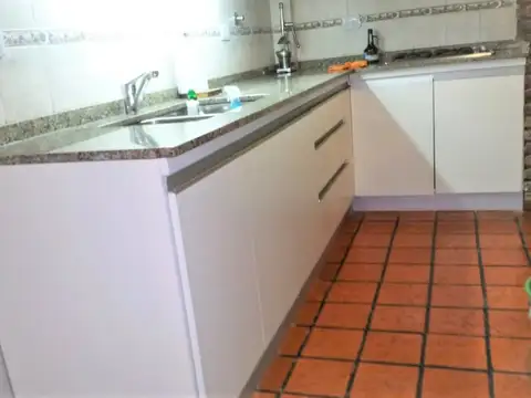 Casa 4 ambientes en 2 plantas. Muy buen estado.