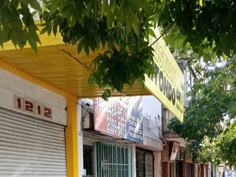 3 locales comerciales sobre avenida Mosconi
