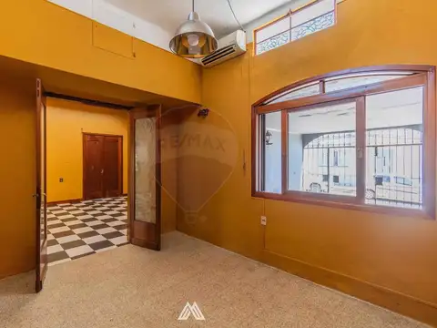 Casa 6 ambientes con 2 baños