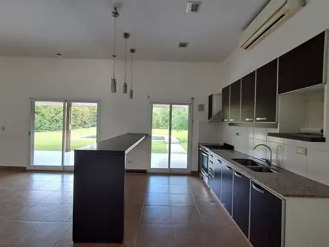 Casa 5 ambientes con 3 baños
