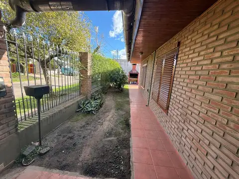 VENTA DE  CASA CON LOCAL 3 DORMITORIOS PATIO PARRILLA CERCA RUTA 25 IDEAL SUPERMERCADO VERDULERIA
