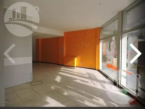 3 Locales en esquina y Dto. a estreñar  / 550 Mts2