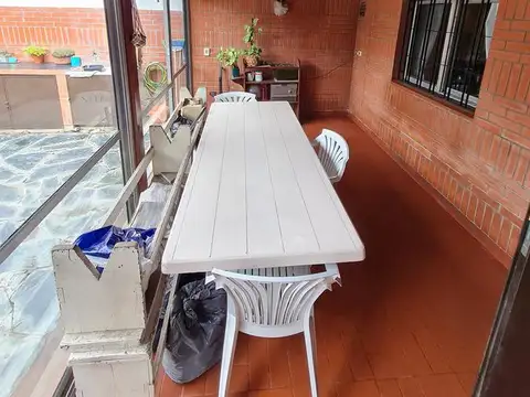 Casa 7 ambientes con 2 baños