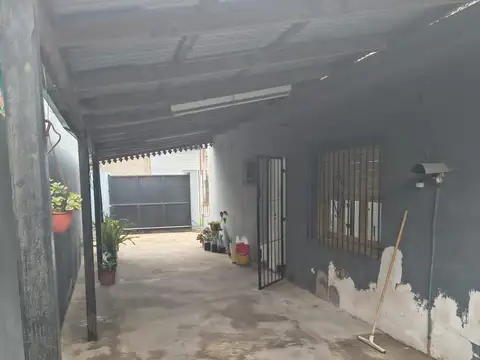 CASA DE 3 AMBIENTES LUMINOSA CON FONDO Y GARAGE