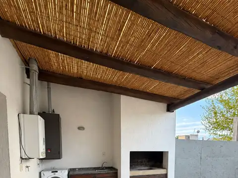 Casa 4 ambientes con 2 baños