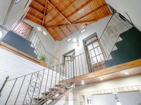 PH de 4 ambientes refaccionado con entrada independiente y terraza propia