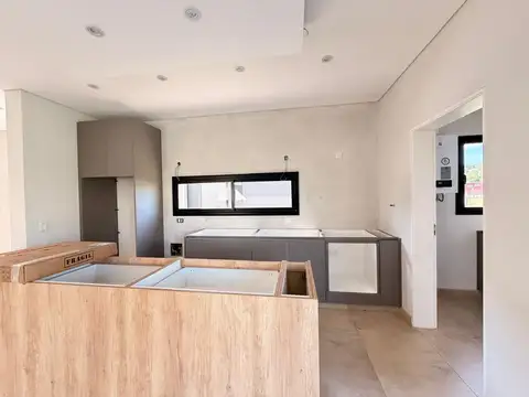 Casa a la venta en una planta sobre lote central en Santo Tomas, con pileta
