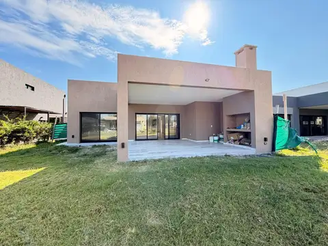 Casa a la venta en una planta sobre lote central en Santo Tomas