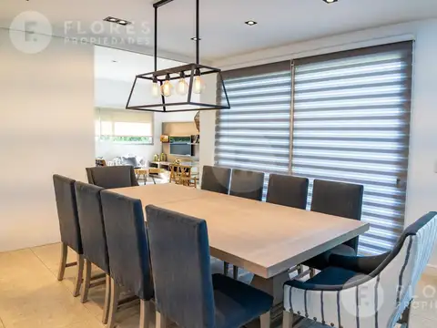 Casa en Venta con 2 cocheras