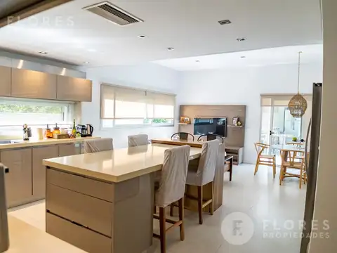 Casa 7 ambientes con 5 baños