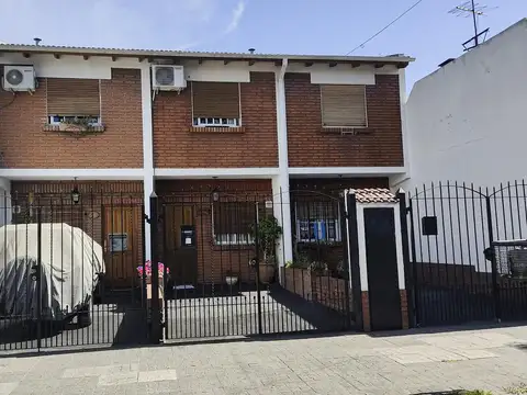 Duplex 3 ambientes con cochera y fondo verde en Venta en Tablada