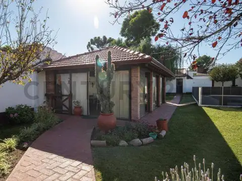 Casa 8 ambientes con 2 baños