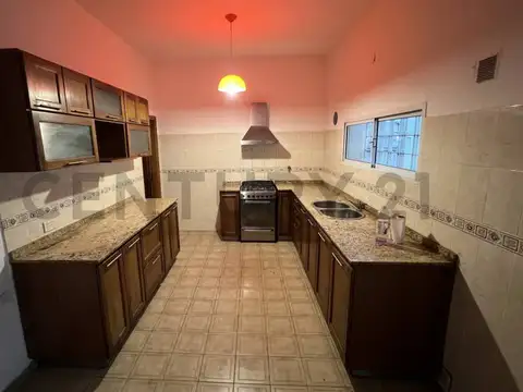 Hermosa CASA con patio cesped 3 dormitorios, con posibilidad uso laboral .