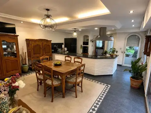 Casa de calidad 5 ambientes con jardín y cochera en venta - APTA CREDITO - Bernal centro