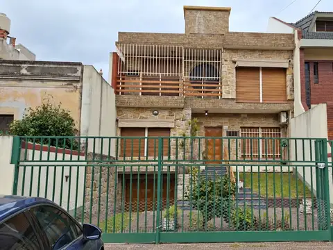 VENTA | MONTE CASTRO| CASA DE 4 DORMITORIOS CON JARDÍN, TERRAZAS Y GARAGE PARA 3 AUTOS