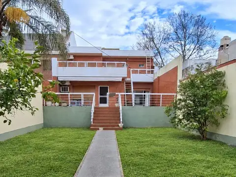 VENTA | MONTE CASTRO| CASA DE 4 DORMITORIOS CON JARDÍN, TERRAZAS Y GARAGE PARA 3 AUTOS