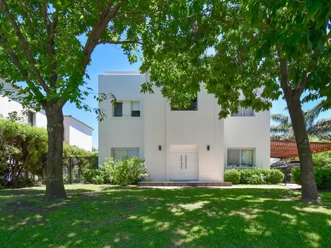 Casa en Alquiler con 2 cocheras