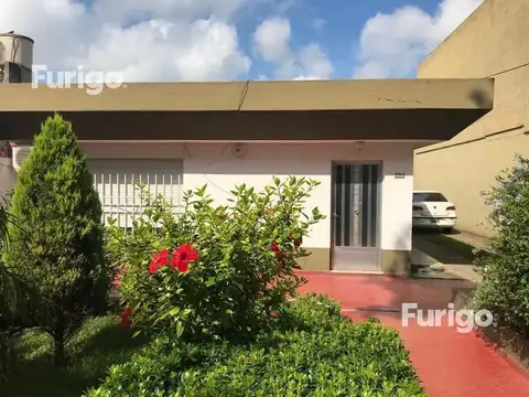 Casa 2 dormitorios Perez en zona centro amplio terreno