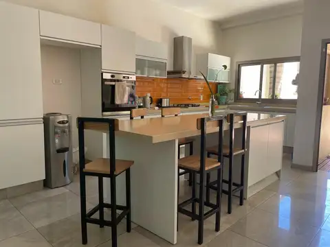 Casa 5 ambientes con 3 baños