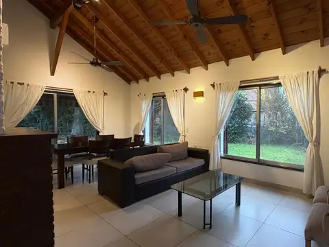 Casa en Alquiler con 1 cochera