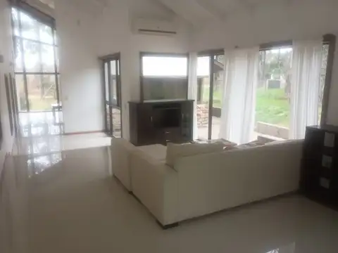 Casa 6 ambientes con 2 baños