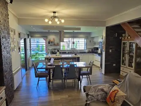 Casa en Venta con 2 cocheras