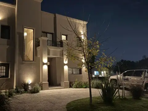Venta Casa 4 ambientes   oficina - Barrio Privado Santo Tomas