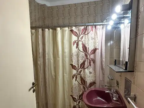 Hermoso Chalet en Esquina – 2 dormitorios. Banfield . APTO CREDITO