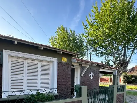 Hermoso Chalet en Esquina – 2 dormitorios. Banfield . APTO CREDITO